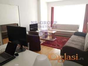 Izdaje se lepo uređena i potpuno opremljena garsonjera od 33 m² na Bulevaru u Novom Sadu.